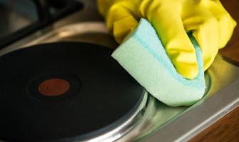 Καθάρισε τα Εμαγιέ Μάτια της Κουζίνας σου από τα Λίπη