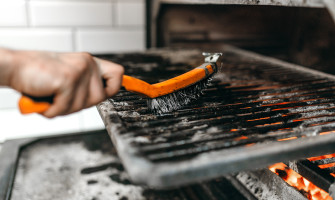 Καθάρισε την Ψησταριά σου από τα Καμένα Λίπη