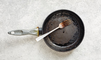 Πώς να Διώξεις τα Καμένα Λίπη από τα Μαγειρικά σου Σκεύη
